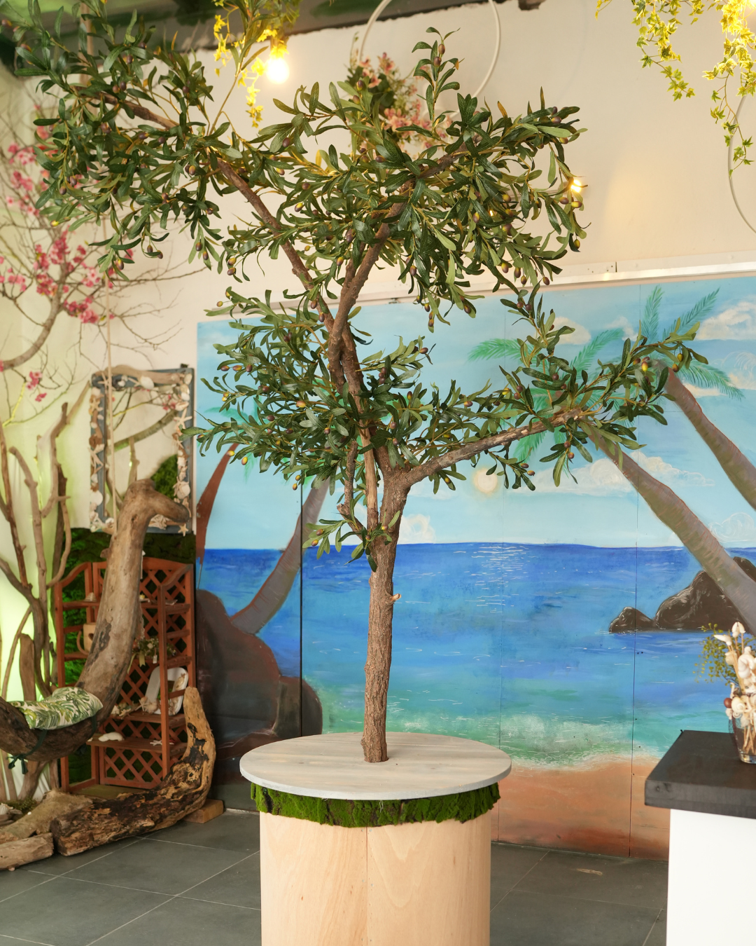 Snack con albero di olivo artificiale